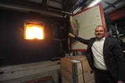 Geschäftsführer Christian Gisler zeigt den neuen Heizkessel. (Bild: Urs Hanhart, Schattdorf, 10. Dezember 2018)