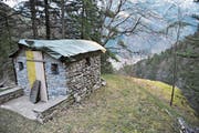 Ob die «halb» fertige Kleinstkapelle im Tobel-Cheer im Erstfeldertal definitiv abgerissen wird, steht auch nach dem Entscheid des Urner Obergerichts noch nicht endgültig fest. (Bild: Urs Hanhart, Erstfeld, 20. Dezember 2016)