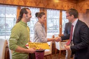 Das neue Wirteteam mit Gallus Knechtle und Melanie Gmünder bekommt vom Landeshauptmann Stefan Müller einen Wegweiser überreicht. (Bild: Urs Bucher)
