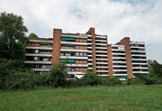 Die Hausnummer 8 der Alpenblicküberbauung (links im Bild) hätte als erstes einem Neubau weichen sollen. (Bild: Stefan Kaiser)
