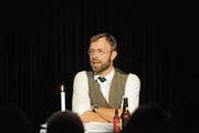 Philipp Langenegger las und unterhielt am Sonntagmorgen im «Asselkeller». (Bild: Michael Hug)
