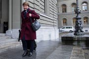 Bundesrätin Viola Amherd auf ihrem Weg zur Sitzung anlässlich der Departementsverteilung (Bild: Peter Schneider/Keystone (Bern, 10. Dezember 2018))