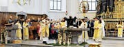 Alles strahlt: die Ministranten, der Pfarrer, die Sängerinnen und Sänger der Chöre, die Kirche selbst und auch die ebenfalls restaurierte Rosenkranzmadonna. (Bild: Max Tinner)