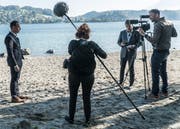 Der Basler Regisseur Reinhard Manz (zweiter von rechts) bei Filmaufnahmen für den Dokfilm «Kopf oder Zahl». (Bild: PD/Verein «Luzern - der Film»)
