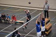 Malters, hier Silvan Kälin beim Smash, musste sich gegen Schönenwerd, wie hier im Spiel gegen Volley Luzern, in der heimischen Halle wiederum mit 1:3 geschlagen geben. Bild: Roger Grütter (13. Oktober 2018)