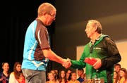 Kreisturnverbands-Präsident Stefan Langenegger gratuliert Hans Aeberhard vom TV Buchs (rechts) zu 25 Jahren Leitertätigkeit. (Bild: Robert Kucera)