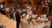 Weihnachtliches ist an den Ständen in der Hirschenschüür zu entdecken. (Bild: Ramona Riedener)