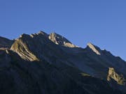 Das Brienzer Rothorn von der Luzerner Seite her gesehen: Im Massiv dieses 2350 Meter hohen Berges sind am Sonntag zwei Wanderer im Neuschnee stecken geblieben. (Bild: KEYSTONE/MARTIN RUETSCHI)