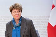 Frisch gewählt und munter: Viola Amherd an ihrer ersten Medienkonferenz als Bundesrätin - als sie noch nicht wusste, dass ihr die Abschiebung in das Verteidigungsdepartement blühen wird. (Bild: KEYSTONE/Anthony Anex, (Bern, 5. Dezember 2018))
