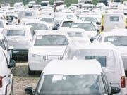 Rückläufige Verkäufe: Im November wurden in der Schweiz 7,3 Prozent weniger neue Fahrzeugen in Verkehr gesetzt als im Jahr zuvor. (Bild: KEYSTONE/CHRISTIAN BEUTLER)