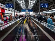 Der Personenverkehr legt zwischen 2000 und 2017 weit über das Bevölkerungswachstum zu: Bahnhof Lausanne. (Bild: KEYSTONE/JEAN-CHRISTOPHE BOTT)