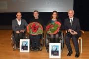 Ehrung für die «Querschnittgelähmten des Jahres»: (von links) Laudator Heinz Frei, die beiden Geehrten Max Jung und Manuela Leemann sowie Laudator Guido A. Zäch. (Bild: Astrid Zimmermann-Boog, SPS)