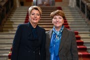 Die neugewaehlten Bunderaetinnen Karin Keller-Sutter, links, und Viola Amherd posieren nach der Ersatzwahl in den Bundesrat durch die Vereinigte Bundesversammlung, am Mittwoch, 5. Dezember 2018 im Nationalratssaal in Bern. (KEYSTONE/Marcel Bieri)