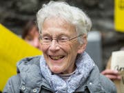Wegen Schleppertätigkeit verurteilt: Die Menschenrechtsaktivistin Anni Lanz, hier bei einer Solidaritätsdemonstration beim Stockalperpalast in Brig vor dem Prozess. (Bild: KEYSTONE/DOMINIC STEINMANN)