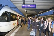 Viel Volk, wenig Stress: Die Passagiere waren gut auf den Fahrplanwechsel vorbereitet. (Bilder: Hans Suter)