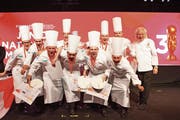 Die Junioren-Kochnationalmannschaft mit Dominik Roider (2v.l.) freut sich über den zweiten Rang an den Weltmeisterschaften. (Bild: PD)