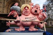 Karikatur von Theresa May, Boris Johnson, Michael Gove und David Davis mit den Worten «Brexit is a monstrosity» (Der Brexit ist eine Monströsität» vor dem Parlamentsgebäude in London. (Bild: Dan Kitwood/Getty (London, 10. Dezember 2018))