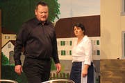 Martin Aschwanden als Pfarrer Melchior und Margrit Infanger als Wirtin Margrit Krähenbühl bei einer Probe. (Bild: PD)