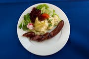 Die Stadt erwartet vom Caterer ausgewogene Menüs gemäss Ernährungspyramide. Dabei müssen immer enthalten sein: Gemüse, Salat und/oder Obst, eine Eiweissquelle, also Fleisch, Fisch, Milchprodukte, Eier oder Hülsenfrüchte sowie eine vollwertige Kohlenhydratquelle wie beispielsweise Reis, Teigwaren oder Kartoffeln. (Bild: Michel Canonica)