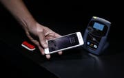 Funktionsdemonstration von Apple Pay. (Bild: Monica Davey/EPA)