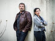 Dumm gelaufen: In der Tatort-Folge «Friss oder stirb» vom 30. Dezember werden die Ermittler Reto Flückiger (Stefan Gubser) und Liz Ritschard (Delia Mayer) Opfer einer Geiselnahme. (SRF) (Bild: Keystone/Daniel Winkler)