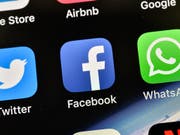 Wegen Online-Werbung und der Gefahr von «Fake News»: Australiens Wettbewerbshüter fordern eine strengere Aufsicht über die US-Technologieriesen Facebook und Google. (Bild: KEYSTONE/AP/MARTIN MEISSNER)