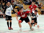 Als ginge es ums letzte Hemd: Frauenfelds Gaudenz Huwiler (am Ball) wird von Kreuzlingens Thierry Gasser unsanft aber erfolgreich zurückgebunden. (Bild: Mario Gaccioli)