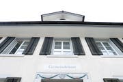 Der Regierungsrat tritt auf die Beschwerde gegen die Abstimmung über den Erlass einer neuen Gemeindeordnung Neuheims nicht ein. Im Bild: das Neuheimer Gemeindehaus (Bild: Werner Schelbert (11. April 2017))