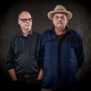 Enda Anaconda (rechts) lässt sich beim Konzert im Theater Uri von Roman Wyss begleiten. (Bild: Michael Schär)