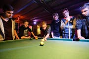 Jugendliche spielen im Jugendtreff Wängi eine Partie Billard. (Bild: Donato Caspari, November 2014)