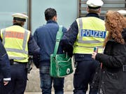 Die Polizei in Deutschland kontrollierte bei einer Hochzeitsfeier zweier Familienclans die Gäste und rund 160 Fahrzeuge. (Bild: KEYSTONE/AP/MARTIN MEISSNER)
