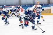 Academy-Stürmer Fabio Kläy (vorne) enteilt im Spiel gegen die GCK Lions seinem Gegenspieler. (Bild: Roger Zbinden (Zug, 24. November 2018))