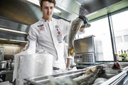 Nächstes Jahr darf Dominik Roider seine Kochkünste in einem von Spitzenkoch Dario Cadonau gegründeten Restaurant einbringen. (Bild: PD)