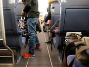 Der ICE-Zug als Wartesaal: Reisende in einer stillstehenden Komposition in Berlin, die ihnen die Bahn zum Warten zugewiesen hatte. (Bild: KEYSTONE/EPA/ALEXANDER BECHER)