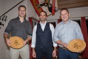 Schwingerkönig Thomas Sutter, Kantonalpräsident Thomas Rechsteiner und Markus Bösch anlässlich der diesjährigen Delegiertenversammlung. (Bild: Lorenz Reifler)