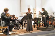 Die Flötensolistin Josefiina Dunder und der Orchesterverein unter der Leitung von Luca Fiorini begeisterten das Publikum mit Musik von Mozart. (Bild: Romano Cuonz (Stalden, 8. Dezember 2018))