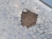 Unbekannte haben im Zentrum Roms 20 sogenannte Stolpersteine gestohlen, die an die Nazi-Opfer in Italien erinnern sollen. EPA/SILVIA LAMBERTUCCI (Bild: KEYSTONE/EPA ANSA/SILVIA LAMBERTUCCI)