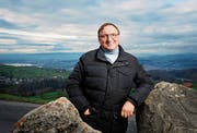 Guter Überblick auf den Einsatzraum: Karl Walker auf dem Gubel – einer seiner Lieblingsplätze des Kantons. (Bild: Stefan Kaiser (6. Dezember 2018))