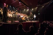 «Gospel Goes Christmas» in «Das Zelt». Die Band ist dafür mit drei Bläsern der Jazz-Funk-Formation «Spinning Wheel» erweitert worden. (Bild: Nadia Schärli (Luzern, 9. Dezember 2018))