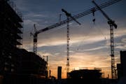 Gretchenfrage: Wie viele Hypothekarkunden, die in Renditeliegenschaften investiert hatten, kämen bei steigenden Zinsen in finanzielle Schieflage? (Bild: Boris Bürgisser)