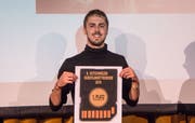 Silvan Kuntz nimmt den Preis fürs Musikvideo entgegen. (Bild: PD)