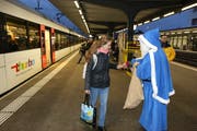 «Danke, dass du ÖV fährst»: Blaue Chläuse verteilen Bio-Guetzli, offeriert von Blue Planet und den Technischen Betrieben Wil (TBW).