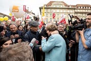 Die frisch gewählte Bundesrätin Viola Amherd wird von Fans auf dem Bundesplatz in Bern begrüsst. Mit dabei SRF-Journalisten. (KEYSTONE/Alexandra Wey)