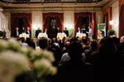 Neu Kandidierende mit grüner Umrahmung im Grossen Bürgersaal: Co-Moderator Michael Pöll, Stefan Leuthold (GLP), Roland Wyss (EVP), Barbara Dätwyler (SP), Fabrizio Hugentobler (FDP), Johannes Eiholzer (CH), Andreas Elliker (SVP) und Co-Moderator Simon Vogel. (Bild: Donato Caspari)