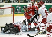 Der Schweizer Stürmer und Ex-Zuger Björn Christen (rotes Dress) bedrängt hier beim letzten Länderspiel auf Luzerner Eis den dänischen Torhüter Peter Hirsch. (Bild: Luzerner Zeitung (Luzern, 6. November 2007))