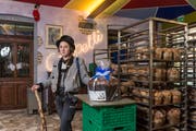 Wandergesellin Julia an ihrem temporären Arbeitsplatz in der Cappelli-Backstube. (Bild: Hanspeter Schiess)