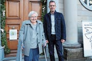 Rosmarie Nüesch-Gautschi zusammen mit Matthias Tischhauser, Präsident der Stiftung Grubenmann-Sammlung. (Bild: ASZ)