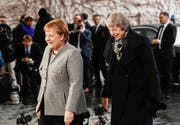 Deutsche Kanzlerin Angela Merkel (links) begrüsst Theresa May in Berlin. (Bild: EPA/FILIP SINGER, 11. Dezember 2018)