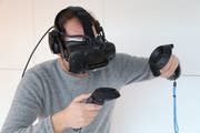 Mit der Brille taucht der Autor selbst in die virtuelle Welt ein und kommt dabei in Schwitzen. (Bild: Jörg Bachmann)