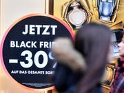 Die Schnäppchenjagd am «Black Friday» in der Schweiz wird immer beliebter. (Bild: KEYSTONE/WALTER BIERI)